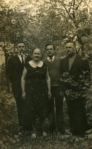 KKE 3854.jpg - Zofia Tomczonek z synami. Od lewej: Jerzy, Iwon, Alek Tomczonkowie, Kolonia Mazurska, Olsztyn.